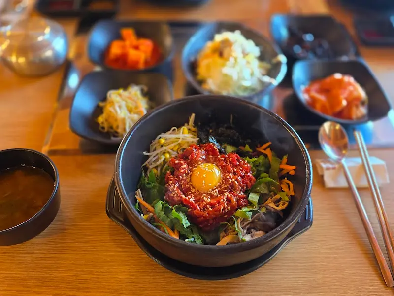 돌솥 육회비빔밥 한 상 차림