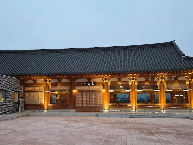 한옥 건물인 덕진헌 외관