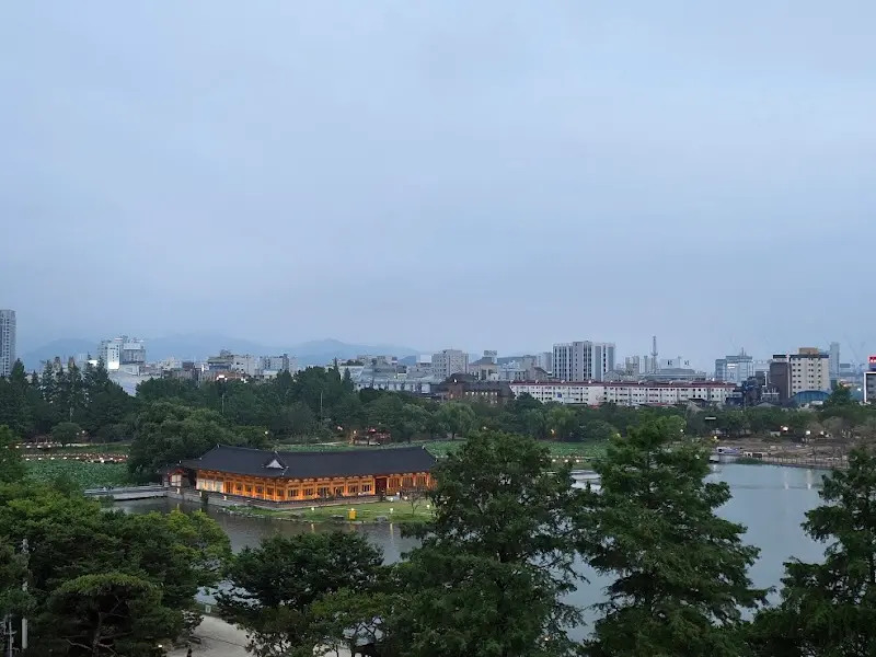 덕진헌에서 바라본 덕진공원 전경