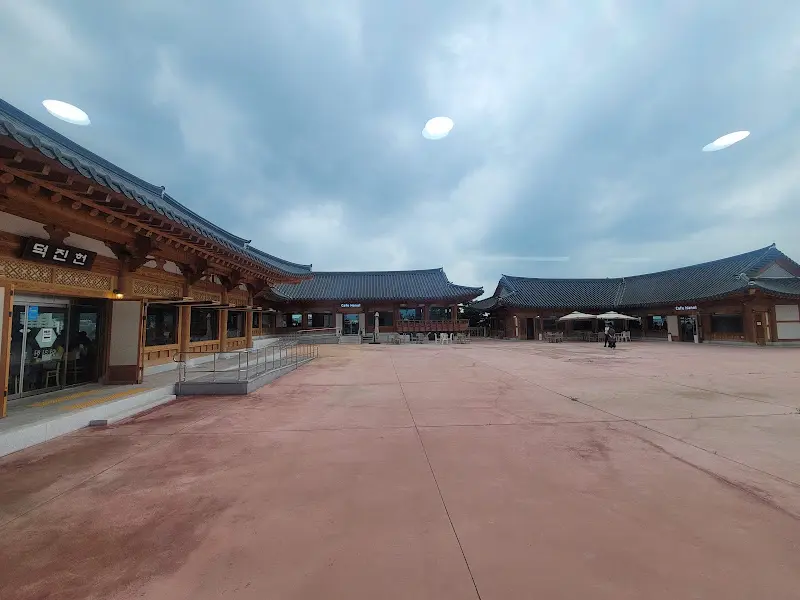 넓은 마당이 있는 덕진헌