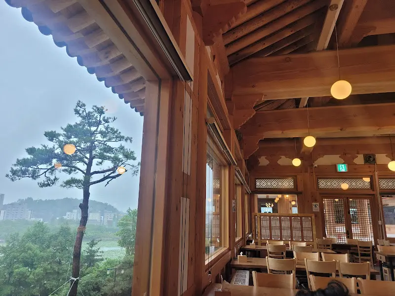 덕진헌 내부 창가 좌석