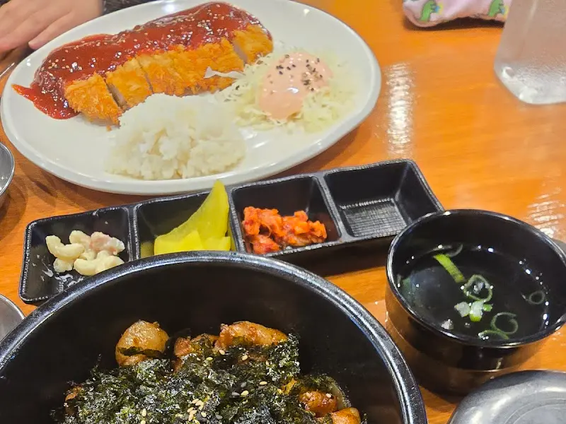 해물 매운 돈까스와 기본 반찬