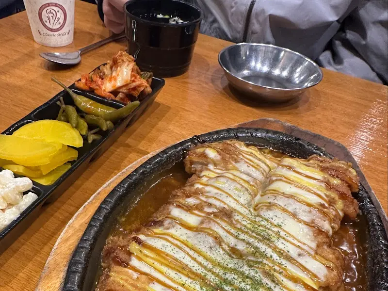 봉화 돈까스 내부