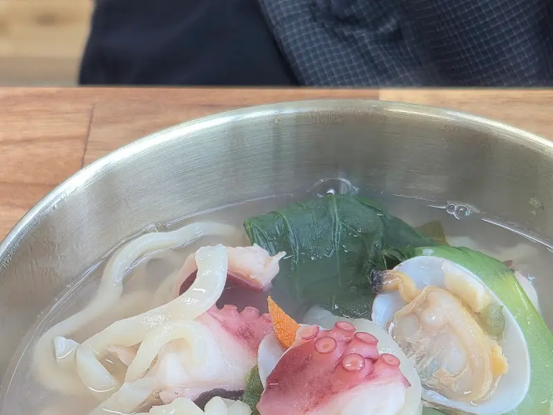 문어와 바지락이 어우러진 칼국수