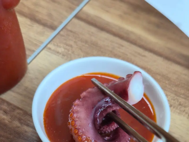 초장에 찍은 문어