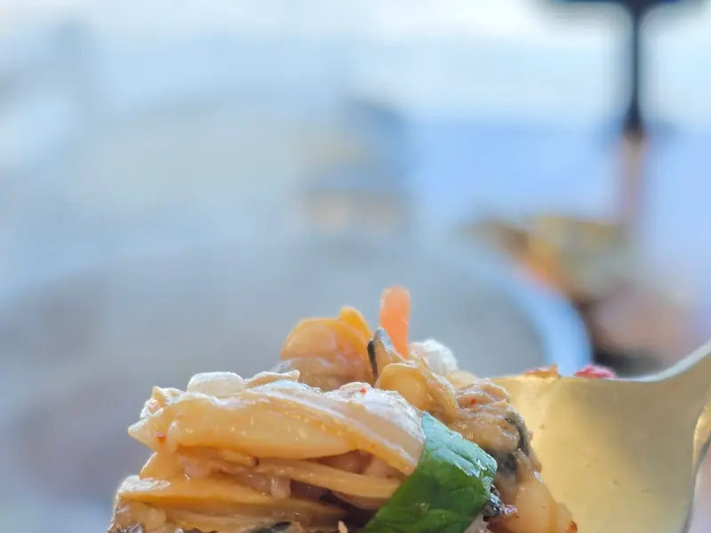 바지락 비빔밥을 들어올린 모습