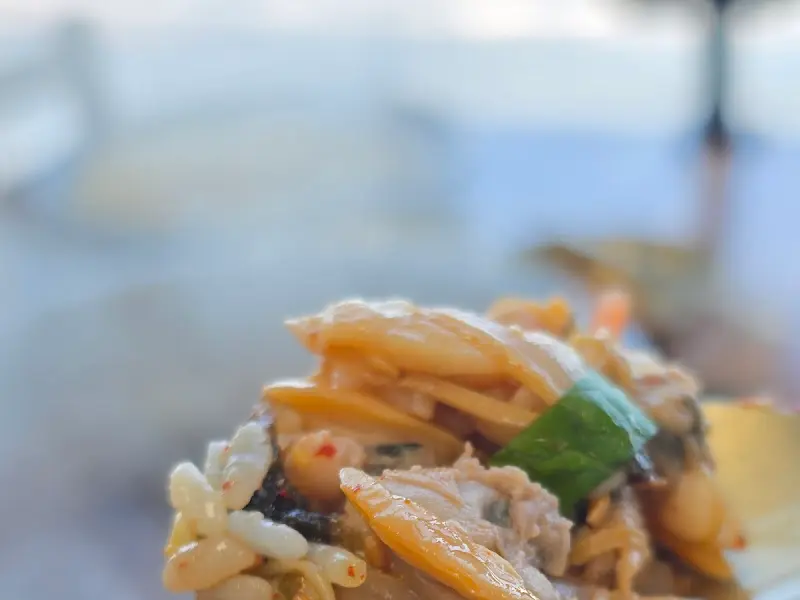 바지락 비빔밥을 들어올린 모습