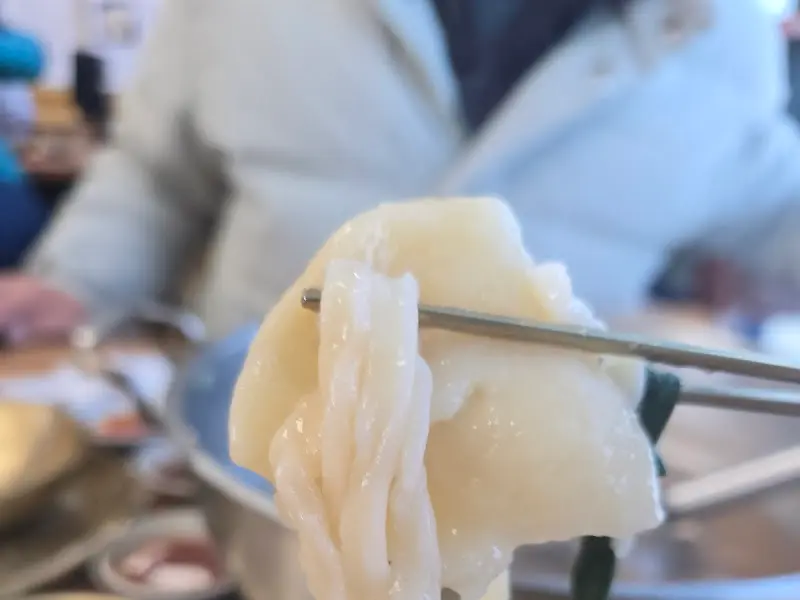 문어를 젓가락으로 집어올린 모습