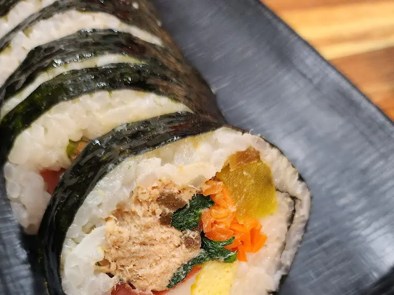 참치김밥 단면
