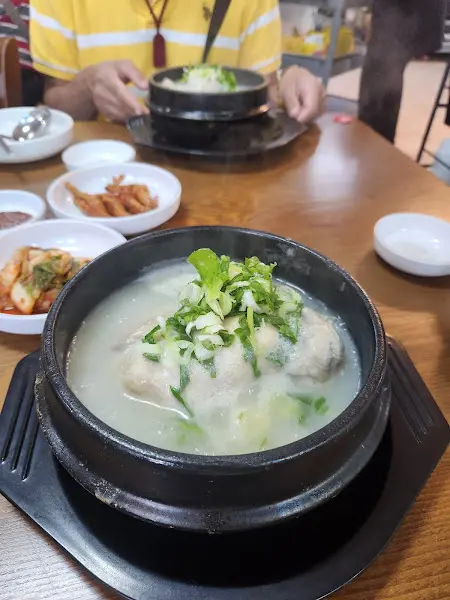 뜨끈한 삼계탕 한 그릇