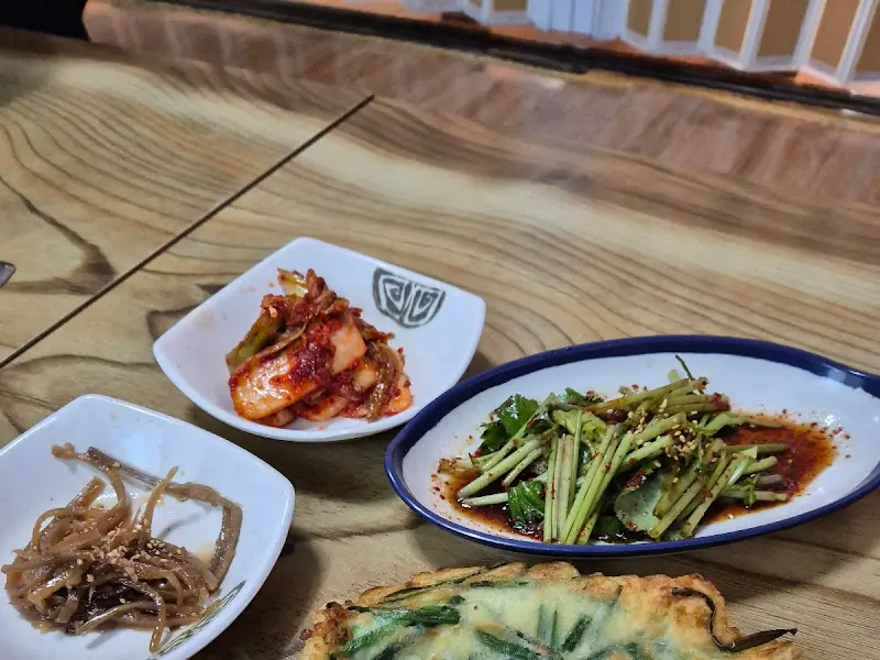 정갈하게 담긴 밑반찬들