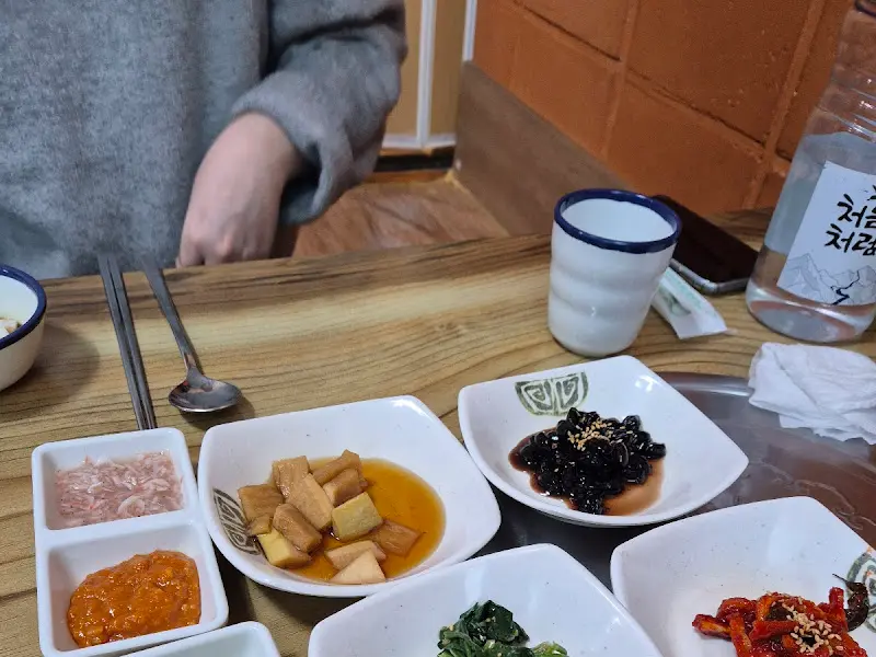 다양한 밑반찬과 술 한 잔