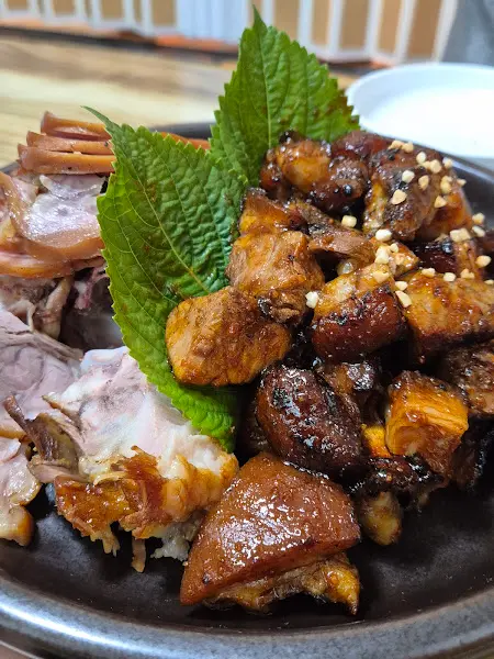 싱싱한 쌈 채소와 함께 즐기는 족발