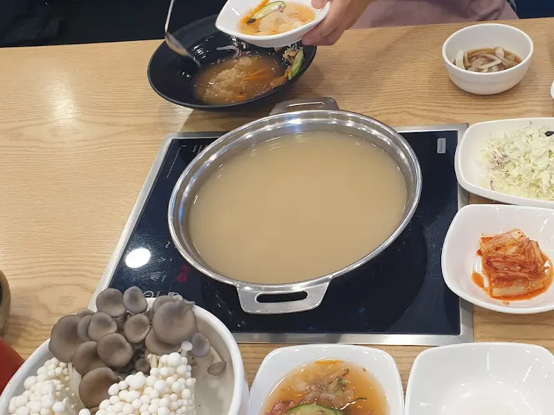 샤브샤브를 즐기는 모습