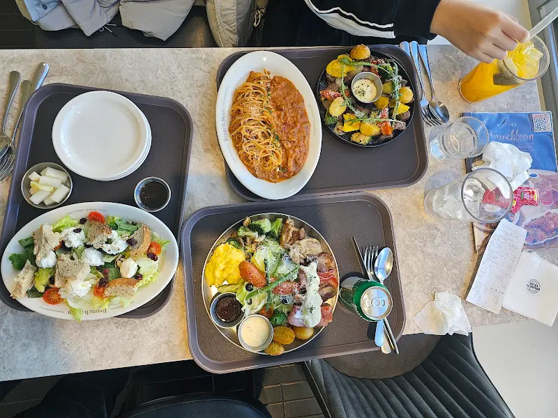 푸짐한 브런치 한 상 차림