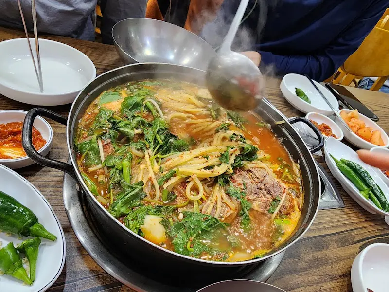 아사감자탕 감자탕 퍼주는 모습