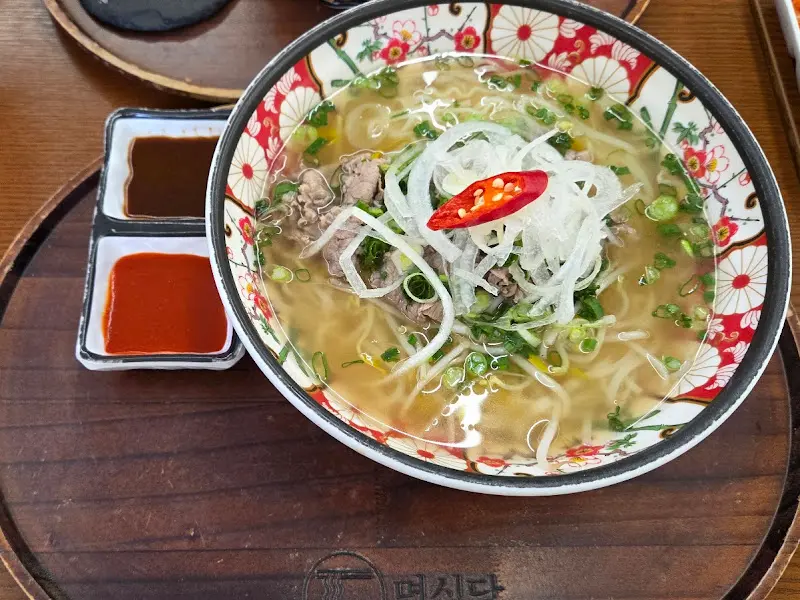 정갈하게 담긴 쌀국수 한 그릇