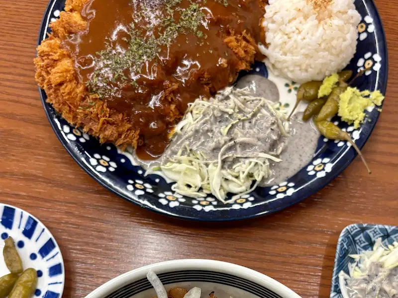 두툼한 돈까스 위에 듬뿍 뿌려진 소스