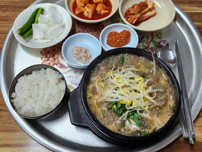 푸짐한 순대국밥 한 상 차림