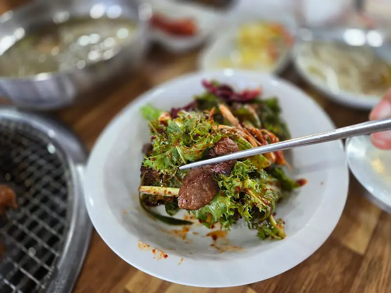 갈비와 신선한 야채의 조화