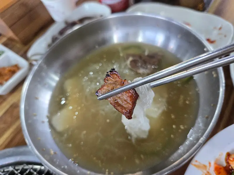 냉면과 갈비의 환상적인 조합