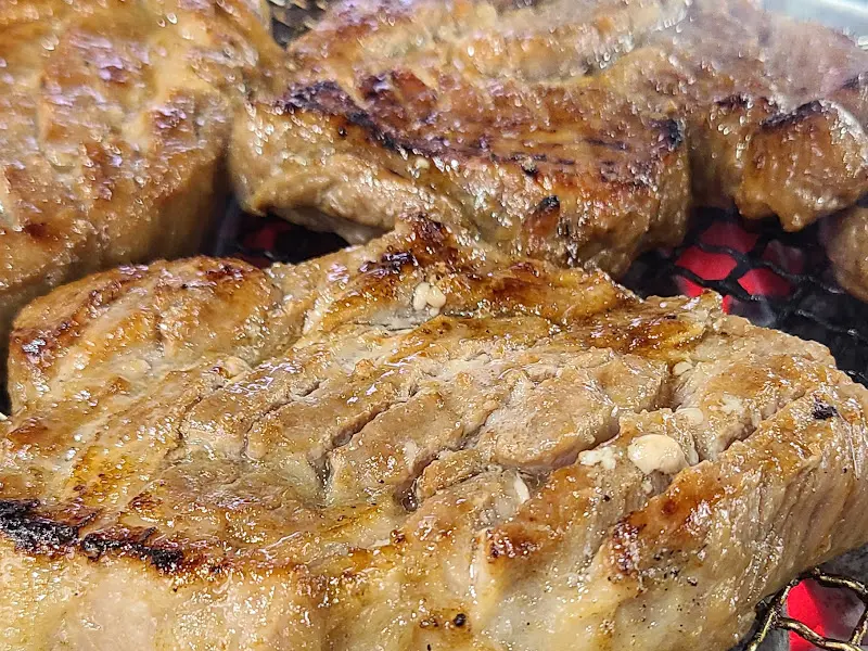 숯불에 구워지는 갈비의 모습