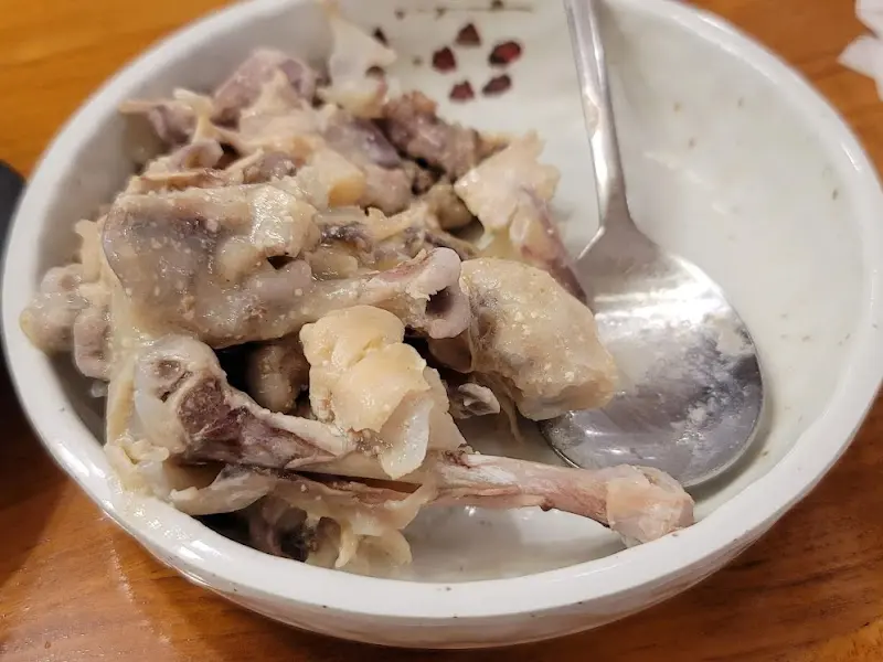 닭 뼈만 남은 빈 그릇