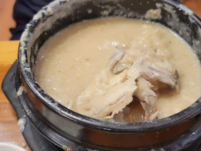 뚝배기에 담긴 삼계탕 클로즈업