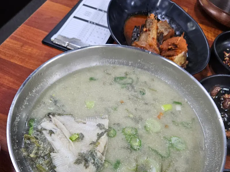 싱싱한 도다리와 쑥이 듬뿍 들어간 도다리쑥국