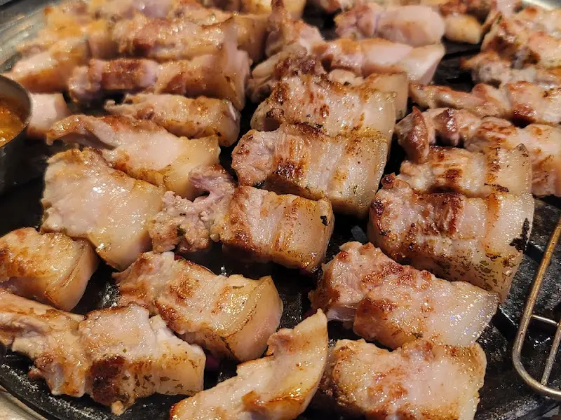 잘 구워진 오겹살 단면