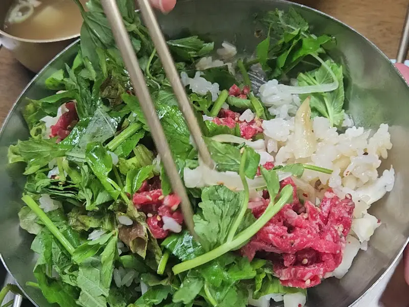 능동육회비빔밥 비비는 모습