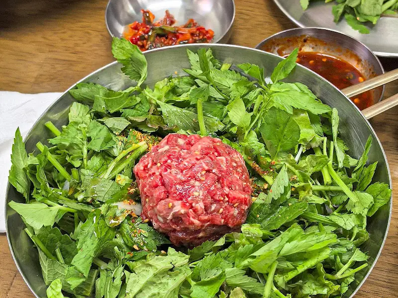 능동육회비빔밥 근접샷