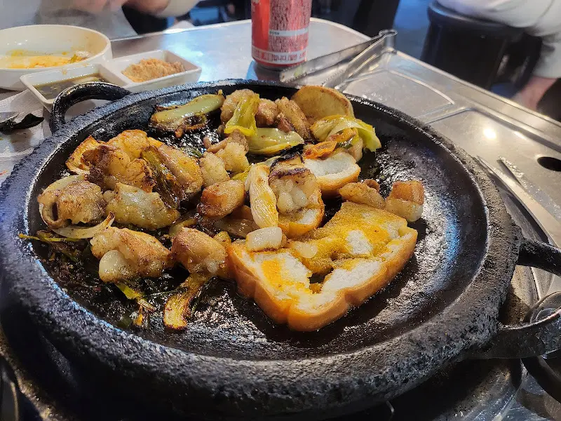 돌판 위 푸짐한 한 상