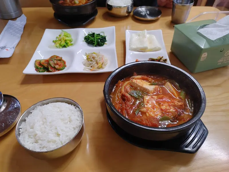 김치찌개와 밑반찬
