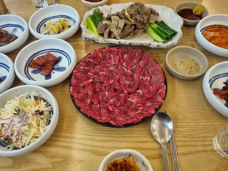 테이블 가득 차려진 뭉티기 한 상 차림