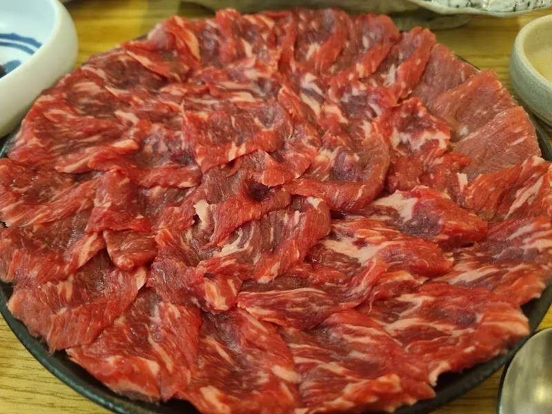 접시에 가득 담긴 뭉티기의 클로즈업