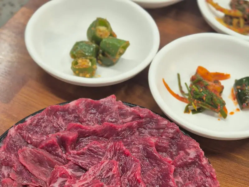 뭉티기와 함께 제공되는 밑반찬 클로즈업