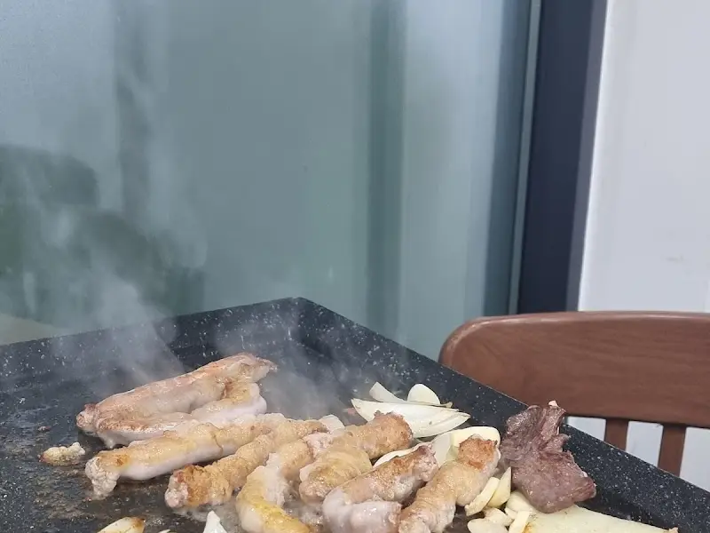 불판 위에서 익어가는 곱창