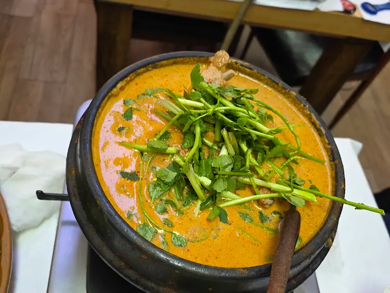 미나리가 듬뿍 올려진 오리탕