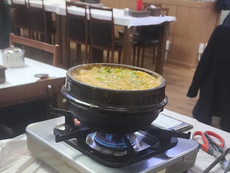 테이블 위에서 보글보글 끓는 오리탕