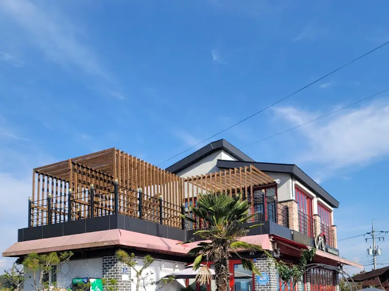 탁 트인 하늘 아래 그림 같은 레스토랑 외관