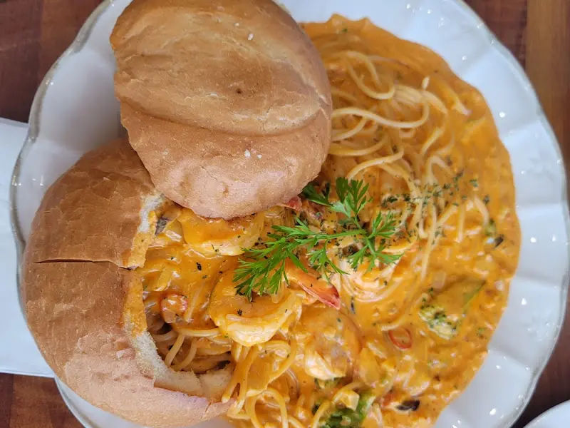 빵 속에 담겨 나오는 특별한 파스타