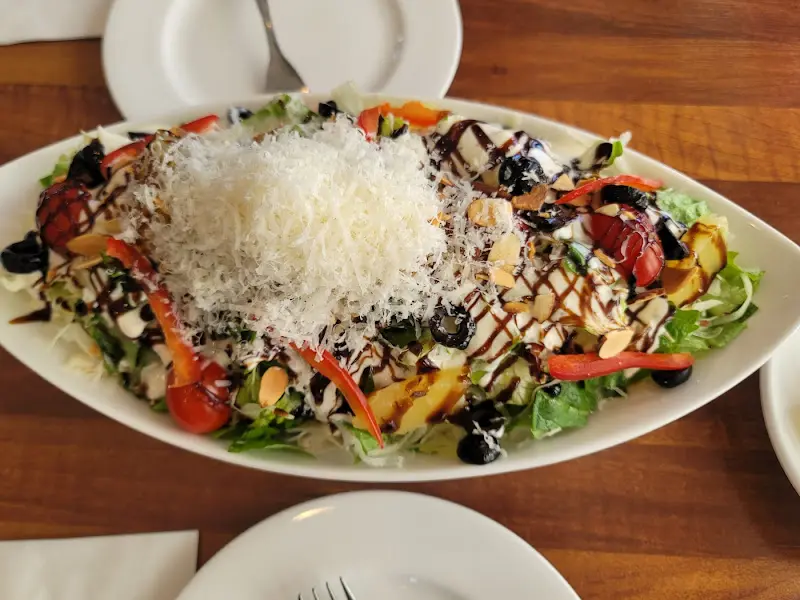 신선한 채소가 가득한 샐러드