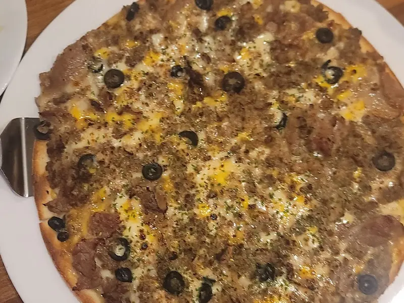 고소한 치즈가 듬뿍 올려진 피자