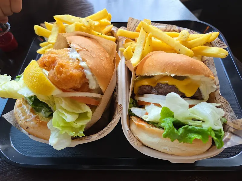 소고기 버거와 새우 버거의 단면