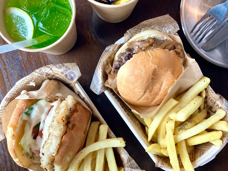 수제버거와 감자튀김