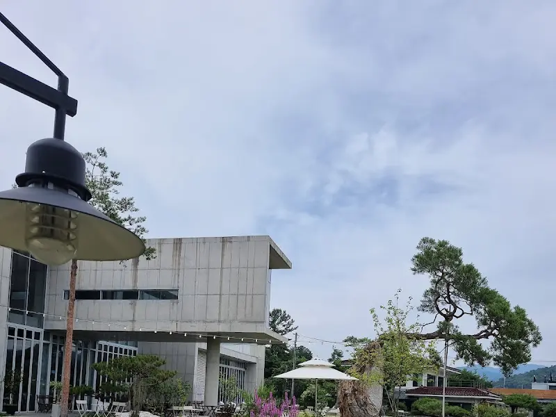 카페 외부 전경