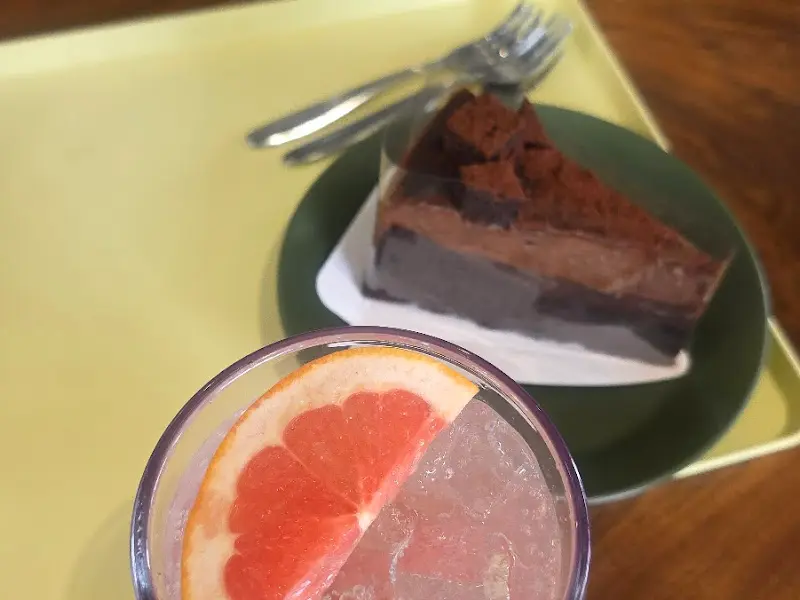 자몽 주스와 바스크 치즈 케이크