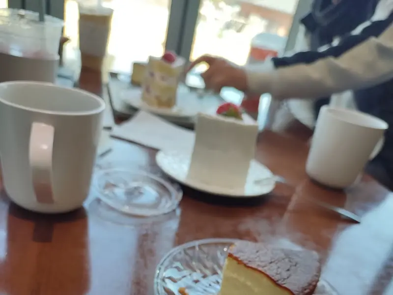 테이블 위에 놓인 음료와 케이크