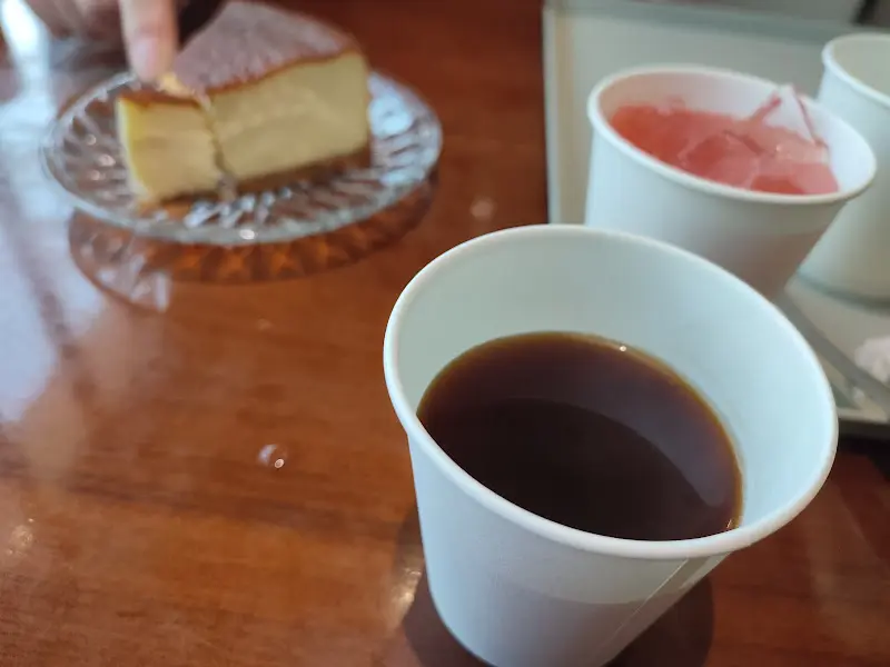 바스크 치즈 케이크와 커피